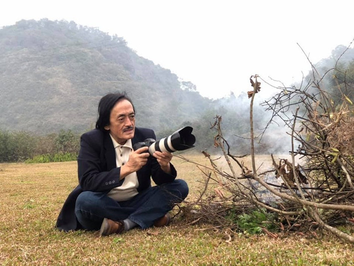“Người ta bảo sợ nhất là dịch bệnh, ở mình có cả 2: Dịch COVID-19 đang hoành hành, chưa có biểu hiện chấm dứt. Bệnh nan y chưa có thuốc chữa mà cũng không chịu xạ hóa trị gì, cứ bay lượn nghêu ngao", Giang Còi viết.