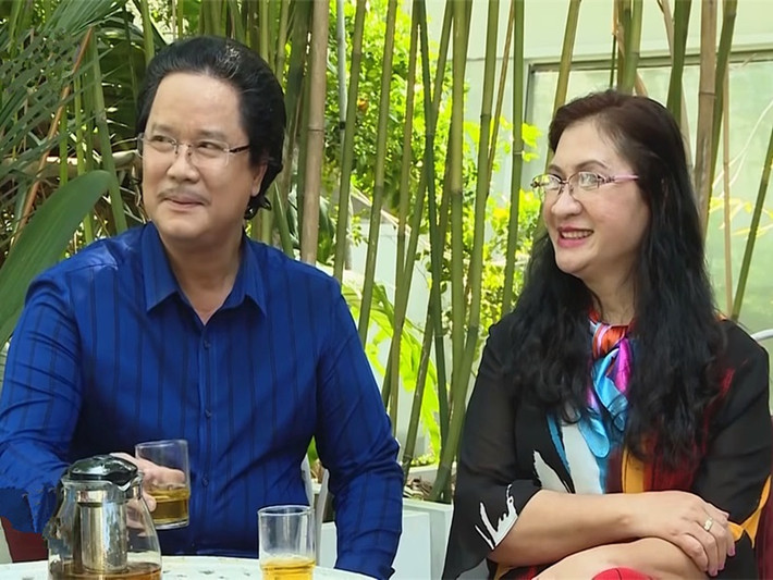 Vì tình yêu dành cho chồng con, Bích Ngọc chọn công việc lồng tiếng. “Có vì có lúc nhớ sân khấu, thấy bạn diễn diễn xuất, tôi chỉ có thể khóc. Trái tim tôi như bóp nghẹt lại vì tôi thực sự yêu sân khấu, yêu thích công việc diễn viên của mình”, cô chia sẻ trên Người lao động. Ảnh: Vietnamnet