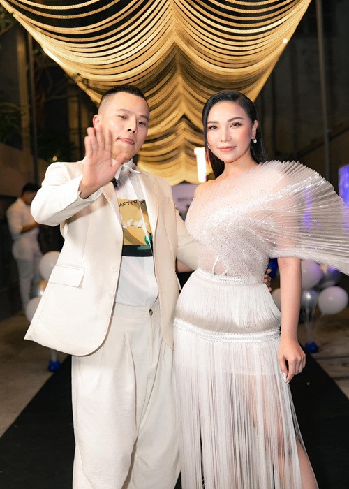Sau 15 năm thân thiết, Quỳnh Thư - Vũ Khắc Tiệp “nghỉ chơi”. Theo Quỳnh Thư, cả hai hết duyên làm bạn. Khi còn gắn bó, Quỳnh Thư từng có vị trí quan trọng trong lòng Khắc Tiệp ngang với Ngọc Trinh.