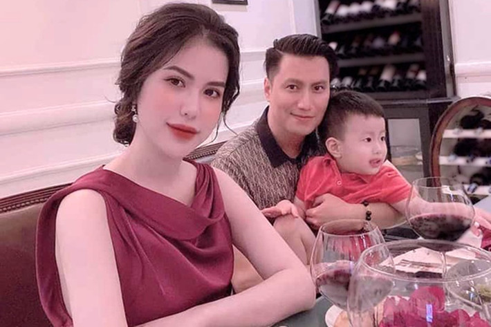 Tháng 6/2019, Hương Trần thừa nhận vợ chồng cô chính thức đường ai nấy đi từ một tháng trước. Vợ cũ Việt Anh cho biết, chính nam diễn viên đã chủ động đệ đơn ra tòa. “Khi đã hết yêu rồi ly hôn, người ta sẽ đổ lỗi cho số phận. Việt Anh luôn muốn giải thoát khỏi cuộc hôn nhân này”, Hương Trần bày tỏ. Ảnh: Vietnamnet.