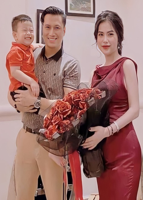Mới đây, Hương Trần bất ngờ tố chồng cũ không chu cấp cho con trai một năm qua. Phía Việt Anh cho biết, Hương Trần có tình mới nhưng vẫn muốn anh chu cấp tiền thuê nhà. Nam diễn viên không đồng ý nên Hương Trần thay đổi thái độ. Hương Trần và Việt Anh còn mâu thuẫn trong việc chọn trường cho con trai. Vì bị Hương Trần cấm gặp con trai, Việt Anh dừng chu cấp cho con từ tháng 3 và đưa ra điều kiện phải để anh được gặp con. Ảnh: Vietnamnet.
