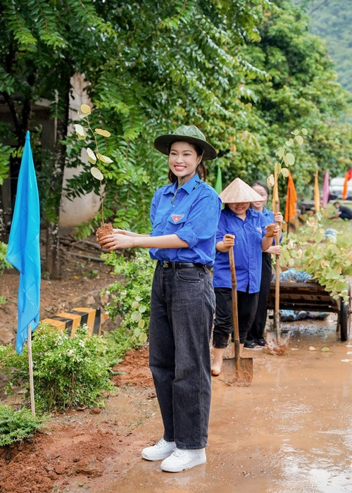 Thiên Ân mặc giản dị, đi trồng cây. Ảnh: FBNV.