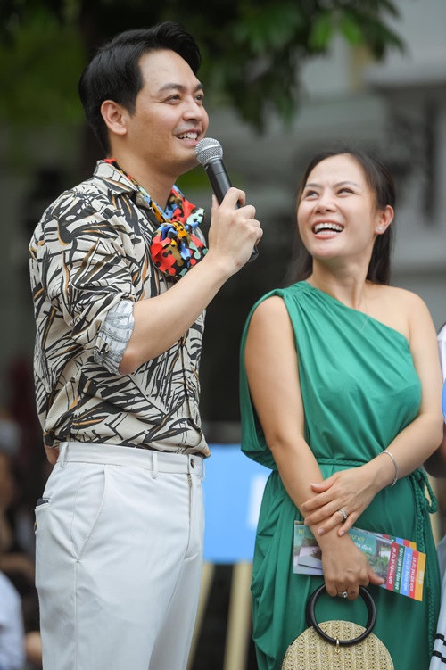 Phan Anh tiết lộ, vợ nói sẽ không bao giờ quên cái tát đó. “Vợ tôi nhớ lâu và thù dai (cười). Cứ mỗi lần cãi nhau, cô ấy lại lôi ra những chuyện sai lầm của tôi từ thuở còn yêu nhau, tua lại hết. Chỉ cần tôi lên tiếng, sẽ bị sỉ vả nhiều hơn”, anh nói.