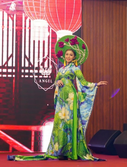 Sau khi đăng quang, người đẹp gốc Bình Định tham gia một số chương trình. Trong ảnh, Nguyễn Thị Thảo trình diễn thời trang hồi tháng 4. Ảnh: Nông Thôn Phát Triển.