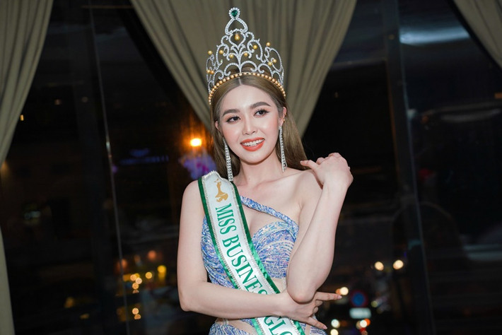 Nguyễn Thị Thảo cho rằng cả bốn lý do từ phía BTC đưa ra đều không thuyết phục. Cô chia sẻ, kể từ khi đăng quang, BTC chỉ hỗ trợ công việc một vài lần, còn lại do cô cùng ê-kíp tự bỏ tiền, công sức để tìm kiếm cơ hội và đầu tư hình ảnh mỗi lần xuất hiện. Nguyễn Thị Thảo còn muốn BTC làm rõ về chiếc vương miện hoa hậu từng được giới thiệu có giá trị 3 tỷ đồng. Tuy nhiên, khi cô mang vương miện đi kiểm định, vương miện lại được đánh giá là hàng giả. Ảnh: Vietnamnet.