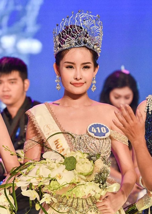 Lê Âu Ngân Anh đăng quang Hoa hậu Đại dương 2017. Thời điểm giành vương miện, cô lộ những khoảnh khắc kém sắc. Đồng thời, những hình ảnh thời chưa dậy thì của Ngân Anh bị dân mạng khui lại khiến nhan sắc của cô bị chê bai thậm tệ. Người đẹp còn vướng ồn ào từng sửa mũi. Vì loạt scandal, cô bị dân mạng đòi tước vương miện. Ảnh: Dân Việt.