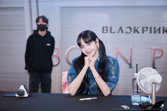 Trước concert tại Hà Nội, Lisa vướng tin đồn rời công ty quản lý YG Entertainment. Nhanh chóng, phía công ty phủ nhận. "Lịch trình không chắc chắn của Lisa là do tour diễn cũng như các hoạt động cá nhân. Điều này không liên quan tới việc gia hạn hợp đồng. Việc gia hạn hợp đồng vẫn đang được thảo luận", VTV dẫn lời YG Entertainment. Mới đây, theo Phụ Nữ Số, tờ Deccanchronicle (Ấn Độ) đăng tải bài viết hé lộ về khả năng tái ký của Lisa. Ảnh: Fanpage.