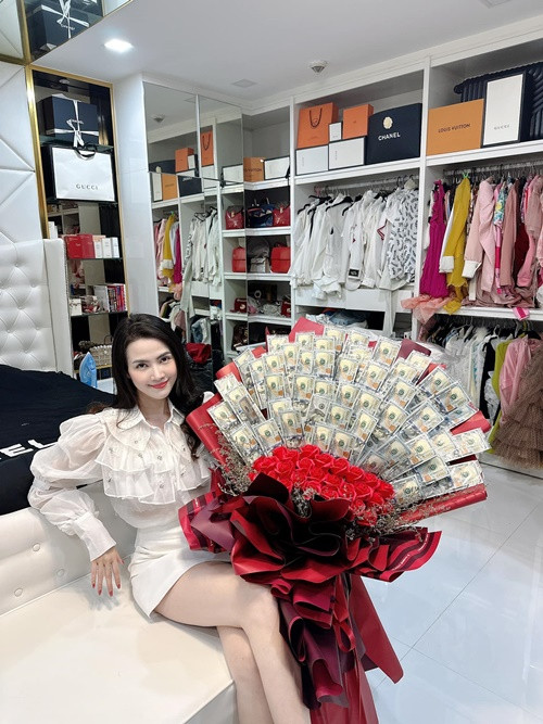 Người đẹp sinh năm 1990 có tủ đồ hiệu "khủng". Ảnh: FBNV.