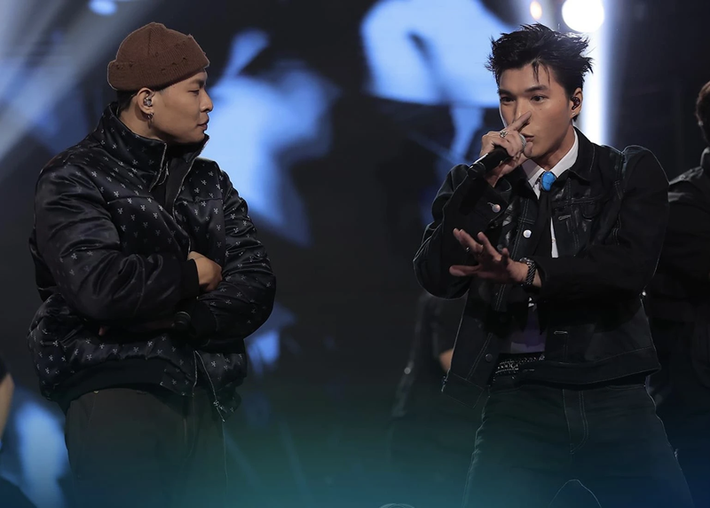 Rapper HIEUTHUHAI (phải) hỗ trợ HURRYKNG trong vòng bán kết Rap Việt mùa 3. Ảnh: Phụ Nữ Việt Nam.