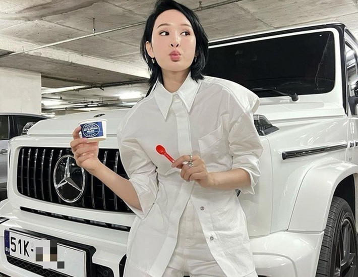 Trên trang cá nhân, nữ ca sĩ Hiền Hồ chia sẻ bài viết rao bán chiếc Mercedes G63. Giọng ca sinh năm 1997 tậu chiếc xe này năm 2021. Ảnh: Người Lao Động.