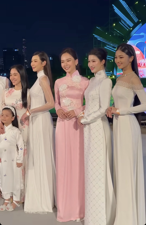 Tối ngày 6/8, Á hậu Huỳnh Minh Kiên (ngoài cùng bên phải) tham gia một chương trình tại TP HCM. Ảnh: Phụ Nữ Việt Nam.