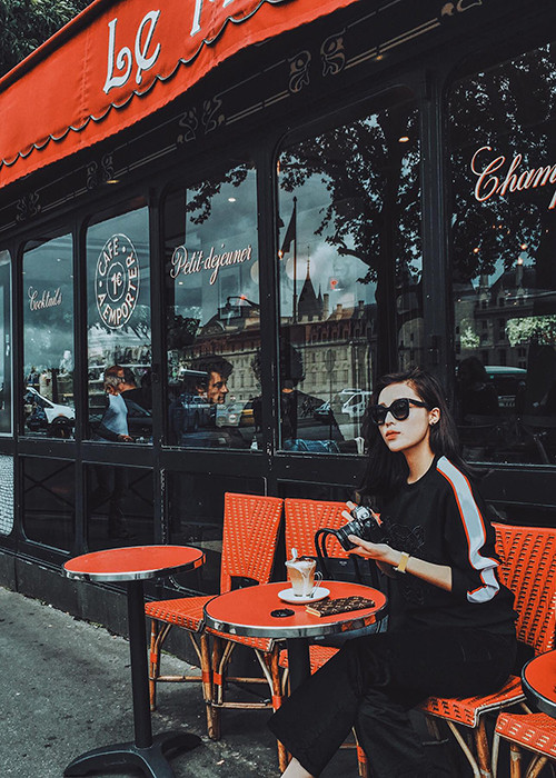 Người đẹp sinh năm 1996 ghé một quán ăn uống và thưởng thức một cốc cappuccino nóng để chào buổi sáng với tiết trời se lạnh.