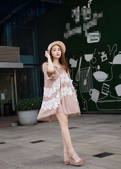Trong bộ ảnh street style mới, “cá sấu chúa” Quỳnh Nga lựa chọn sandals đế xuồng giúp "ăn gian" chiều cao và dễ dàng di chuyển.