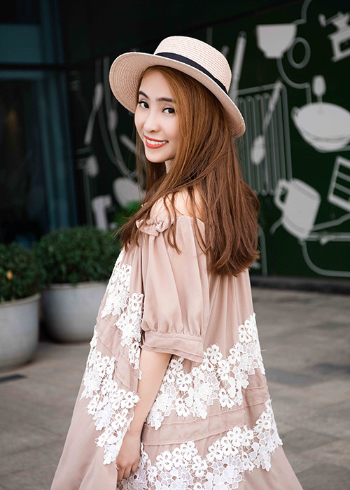Diện nhiều kiểu trang phục khi xuống phố từ gợi cảm đến trẻ trung, Quỳnh Nga nhận được lời khen ngợi.