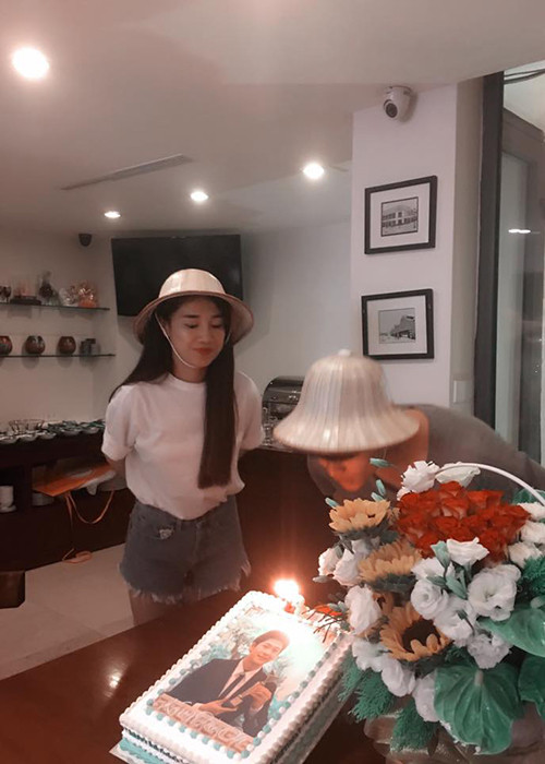 Kang Tae Oh thổi nến chào đón tuổi 22 trên phim trường. Được biết, nam diễn viên người Hàn Quốc sinh ngày 20/6/1994. (Ảnh: Facebook Nhã Phương)