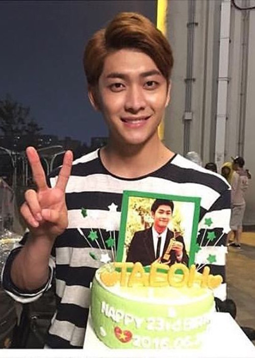 Trước đó, fans của Kang Tae Oh cũng gửi chiếc bánh kem đến thần tượng của mình để chúc mừng sinh nhật 22 tuổi của anh. (Ảnh: linhsu06)