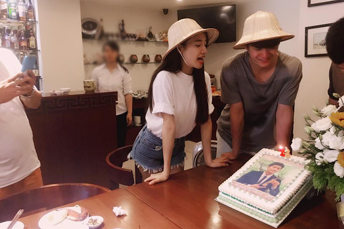 Mới đây, diễn viên Nhã Phương đã chia sẻ loạt ảnh của Kang Tae Oh khi anh được ê-kíp “Tuổi thanh xuân” 2 tổ chức một bữa tiệc sinh nhật trên phim trường. (Ảnh: Facebook Nhã Phương)