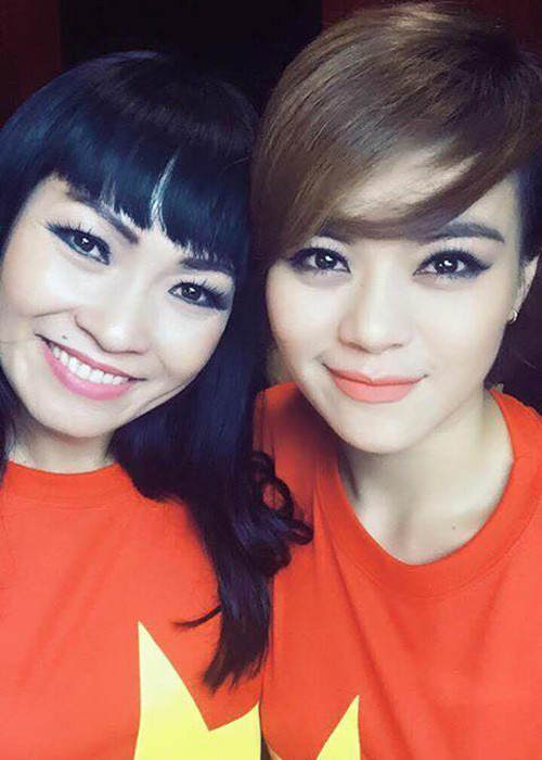 Hưởng ứng lời kêu gọi của Minh Quân, dù tối muộn nhưng hai ca sĩ Phương Thanh và Hải Yến cũng đến hát ca khúc “Lặng thầm những cánh bay”. (Ảnh: Facebook Phương Thanh)