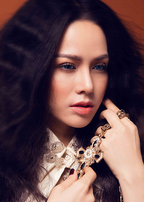 Sau khi sinh con trai, nữ diễn viên phim “Long thành cầm giả ca” nhanh chóng trở lại showbiz Việt và hiện khá đắt show.