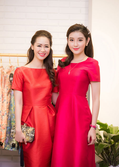 Cũng diện bộ cánh màu đỏ rực rỡ, Dương Thùy Linh đọ sắc cùng Huyền My.