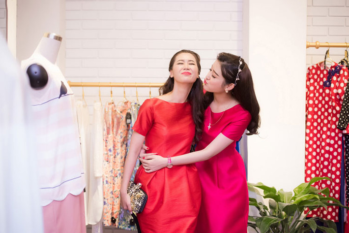 Dương Thùy Linh và Á hậu Huyền My vui vẻ hội ngộ khi cùng đến dự sự kiện.