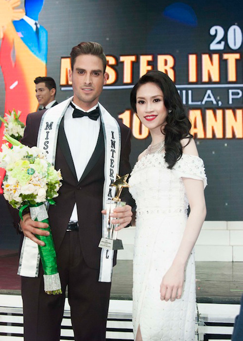 Chỉ đến khi một giám khảo khác nhắc lại câu hỏi của Thu Vũ: (“What do you think is the essence of winning this pageant?" (Tạm dịch: Việc chiến thắng cuộc thi này có ý nghĩa như thế nào?) thì thí sinh mới trả lời được. (Ảnh: Zing News)