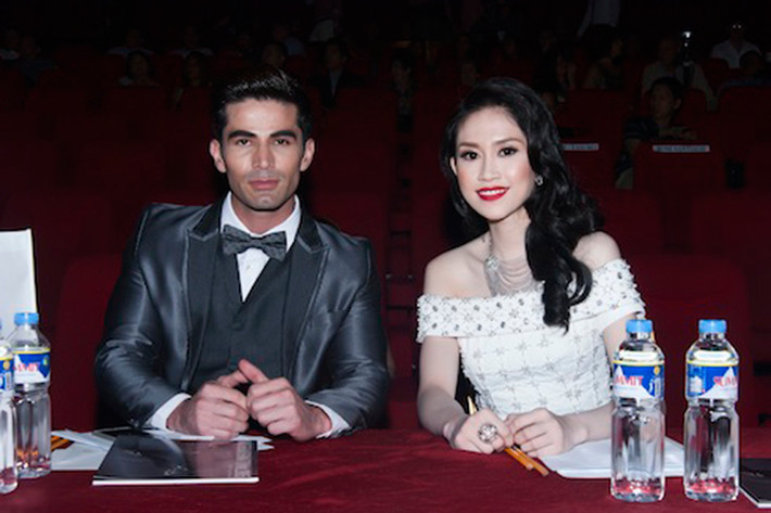 Mới đây, cư dân mạng đang truyền tay đoạn clip ghi lại hình ảnh Hoa hậu Đông Nam Á 2014 Thu Vũ tại cuộc thi Mister International 2015. Theo đó, với vai trò giám khảo, cô đã đặt câu hỏi cho một thí sinh ở phần thi ứng xử. (Ảnh: VTC News)