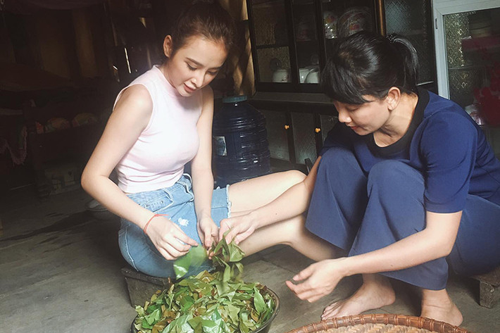 Mới đây, diễn viên Angela Phương Trinh đã lên Tây Nguyên và ở lại một buôn làng ở huyện Lắk thuộc tỉnh Đắk Lắk để chuẩn bị cho vai diễn trong dự án điện ảnh “Sứ mệnh trái tim”.