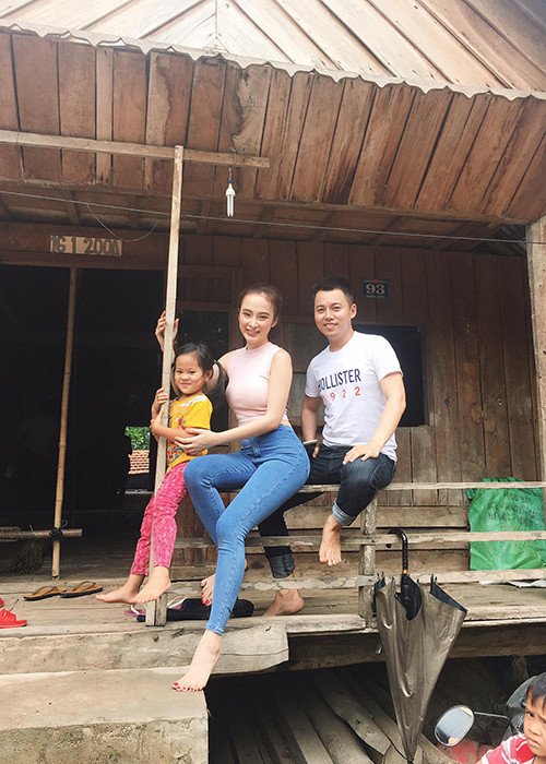 Hình ảnh Angela Phương Trinh giản dị trong chuyến trải nghiệm cuộc sống của người dân Tây Nguyên.
