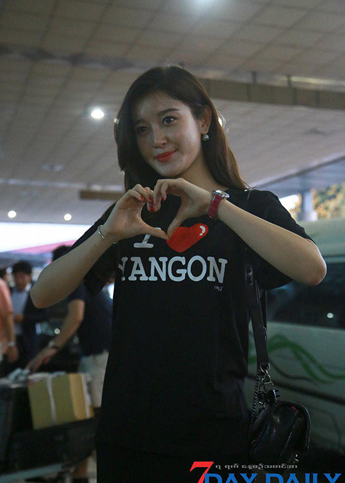 Huyền My làm biểu tượng trái tim bằng tay gửi đến người hâm mộ Myanmar khi cô sang đây đóng phim. (Ảnh: 7day Daily)