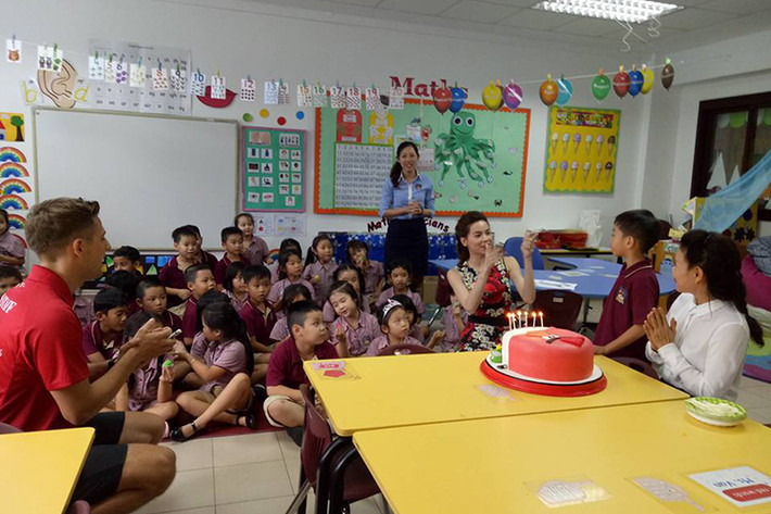 Hồ Ngọc Hà cùng các bạn học, thầy giáo của Subeo vui vẻ hát bài chúc mừng nhật dành tặng cho cậu nhóc. (Ảnh: Facebook Hồ Ngọc Hà)