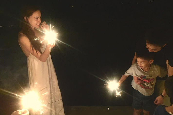 Khoảnh khắc Cường Đô-la ôm chặt bé Subeo còn Hồ Ngọc Hà đốt pháo bông trong ngày sinh nhật của cậu nhóc. (Ảnh: Facebook Quế Vân)