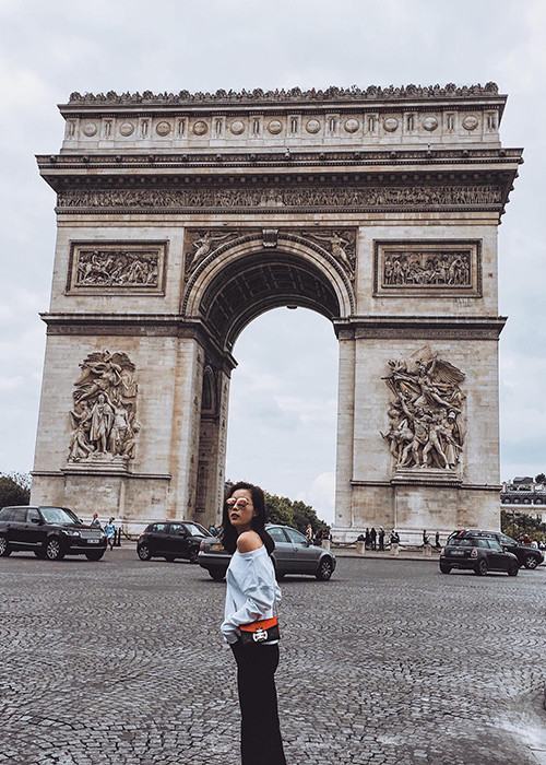 Sau khi đáp chuyến bay đến Paris, trên trang cá nhân Facebook, Hoa hậu Việt Nam 2014 cũng đã nhanh chóng khoe loạt ảnh dạo chơi nơi đây vào ngày đầu tiên.