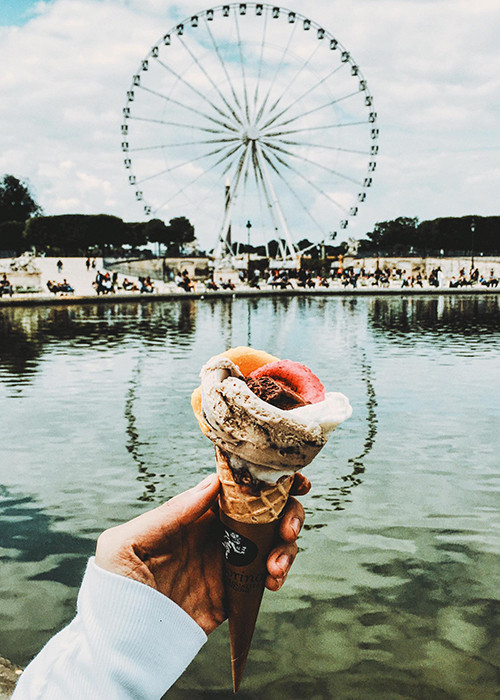 Kỳ Duyên thích thú vừa thưởng thức món kem mát lạnh vừa ngắm đu quay ở Paris.