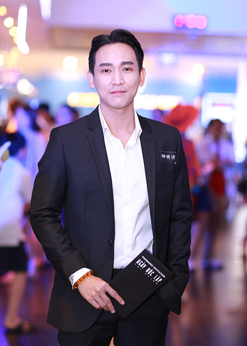 Ca sĩ, diễn viên Hứa Vĩ Văn bất ngờ xuất hiện tại buổi ra mắt bộ phim “Ngày độc lập: Tái chiến” ở Hà Nội.