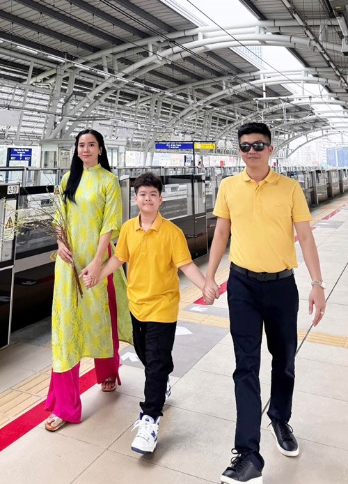 Chồng cũ Nhật Kim Anh - doanh nhân Bửu Lộc du xuân cùng con trai Bửu Long và bạn gái Bella Mai dịp Tết vừa qua. Ảnh: FB Bella Mai.