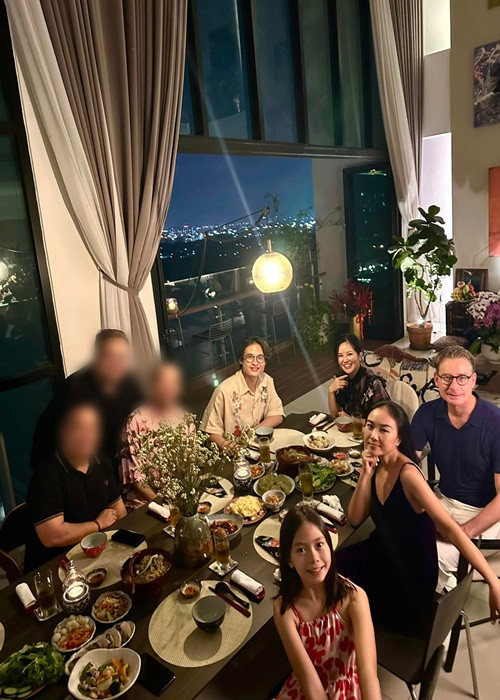 Đoan Trang nhắn nhủ ca sĩ Hồng Nhung: "Cảm ơn chị Bống vì một buổi tối thật ấm áp mấy đứa em hân hạnh được xông đất nhà chị. Người nghệ sĩ rắn rỏi, vẫn luôn tươi vui dí dỏm duyên dáng như thế, sẽ không có gì dễ dàng đánh gục được chị! Một năm mới với những thành công mới cho các dự án nghệ thuật mới mà chị đang ấp ủ, chị nha!”, Ảnh: FB Đoan Trang.