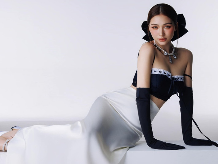 Cô khoe thần thái cùng nhan sắc không kém cạnh bất kỳ mỹ nhân nào.