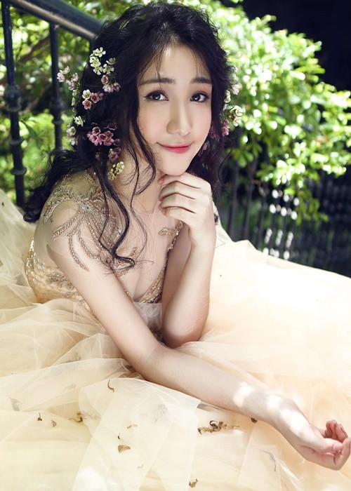 Hòa Minzy sinh năm 1995, đến từ Bắc Ninh được xem là một hiện tượng trong làn sóng cover nhạc trước khi trở thành quán quân Học viện Ngôi sao 2014. Ảnh: FB Hòa Minzy.