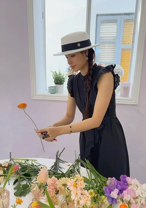 Khi mới sang Mỹ, Phạm Hương từng làm người mẫu. Ít năm qua, cô chuyển sang kinh doanh cửa hàng hoa.