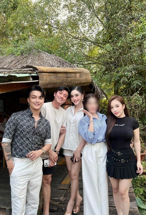 Lâm Khánh Chi từng tặng nhiều món quà cho Quốc Trường. "Tặng gì nhiều dữ vậy công chúa? Mà ngon quá, mới kiểm tra thử ba khía và khô cá cơm. 10 điểm luôn", Quốc Trường viết khi nhận được quà từ Lâm Khánh Chi.