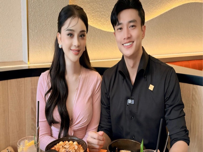 Đăng ảnh bên Quốc Trường, Lâm Khánh Chi cho biết: "Trường mời Chi ăn mỳ rất ngon nè, cảm ơn ông bạn mà tôi trân quý. Ai rảnh ghé đây ủng hộ Trường nhé cả nhà".