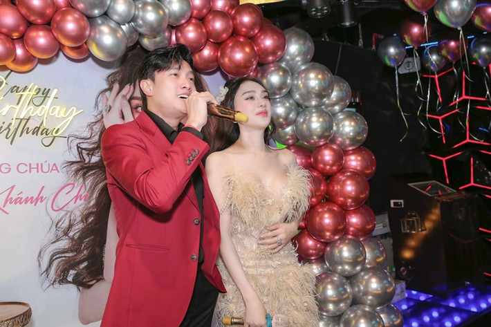 Lâm Khánh Chi chia tay Phi Hùng vào tháng 12/2021. Trong cuộc phỏng vấn với Arttimes, nữ ca sĩ chuyển giới chia sẻ rằng khi yêu hay chia tay, cô sẽ không bao giờ lên tiếng nói xấu người cũ. Đầu năm 2025, Lâm Khánh Chi cho biết, cô để chuyện tình cảm tùy duyên.