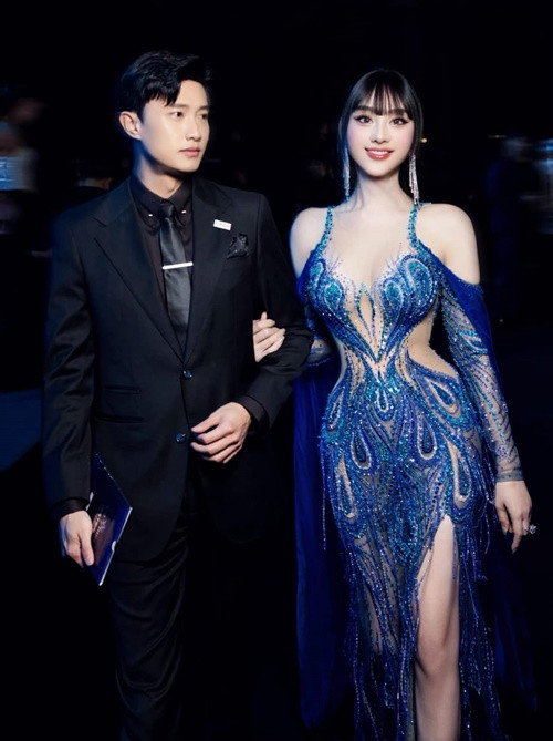 Nữ ca sĩ chuyển giới đăng tải hình ảnh sánh đôi cùng Quốc Trường tại một sự kiện.