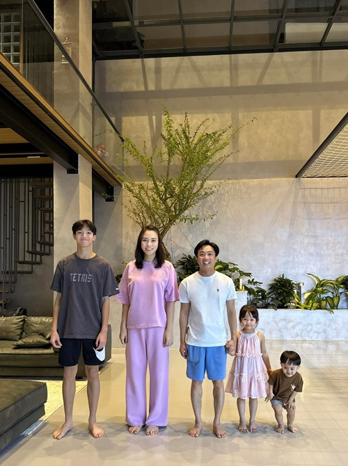 Cả gia đình Đàm Thu Trang - Cường Đô la đọ chiều cao trong dịp Tết vừa qua. Ảnh: FB Đàm Thu Trang.
