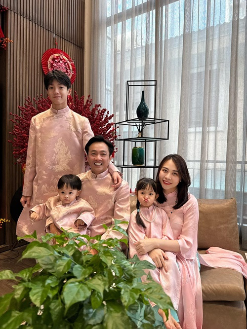 Cả gia đình Đàm Thu Trang diện áo dài đón Tết vừa qua. Ảnh: FB Đàm Thu Trang.