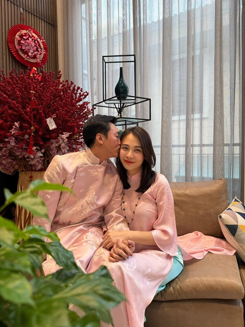 Dịp Tết Nguyên đán 2025, vợ chồng Đàm Thu Trang liên tục tung ảnh tình tứ bên nhau. Ảnh: FB Cường Đô la.