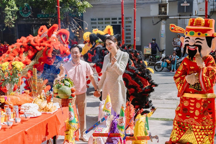 Đàm Thu Trang vừa phủ nhận nghi vấn mang bầu lần 3. Cô chia sẻ: "Tết này ăn hơi vui miệng nên em lên hơn 2 kg mà quá trời người nhắn tin hỏi Suchin, Sutin sắp có em hả. Dạ, bé mỡ bé bánh chưng bé bánh tét mọi người". Ảnh: FB Đàm Thu Trang.
