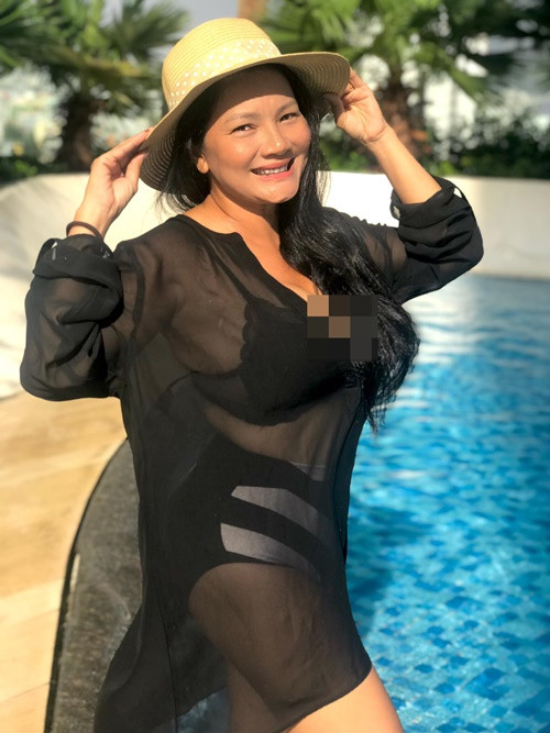 “Các anh làm ơn đừng nhắn tin khuyên tôi mặc kín cổng như ninja, vì chúng ta không phải tình nhân cũng không phải vợ chồng. Tôi là mẹ độc thân tự do, làm những điều mình thích, miễn sao không trái thuần phong mỹ tục là được. Chừng nào lên Đà Lạt trời lạnh teo 16 độ mà tôi diện bikini thì hãy nói, đằng này tôi đang đi tắm biển…”, Kiều Trinh đáp trả. Ảnh: FB Kiều Trinh.