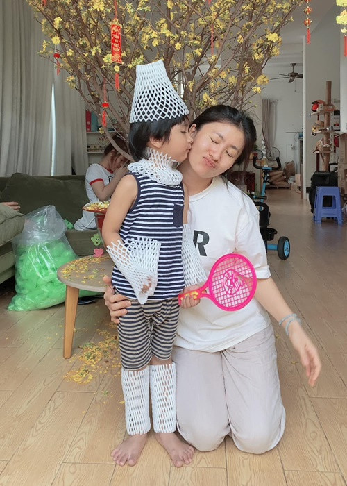 Cô chỉ đăng tải hình ảnh con trai trên trang cá nhân.